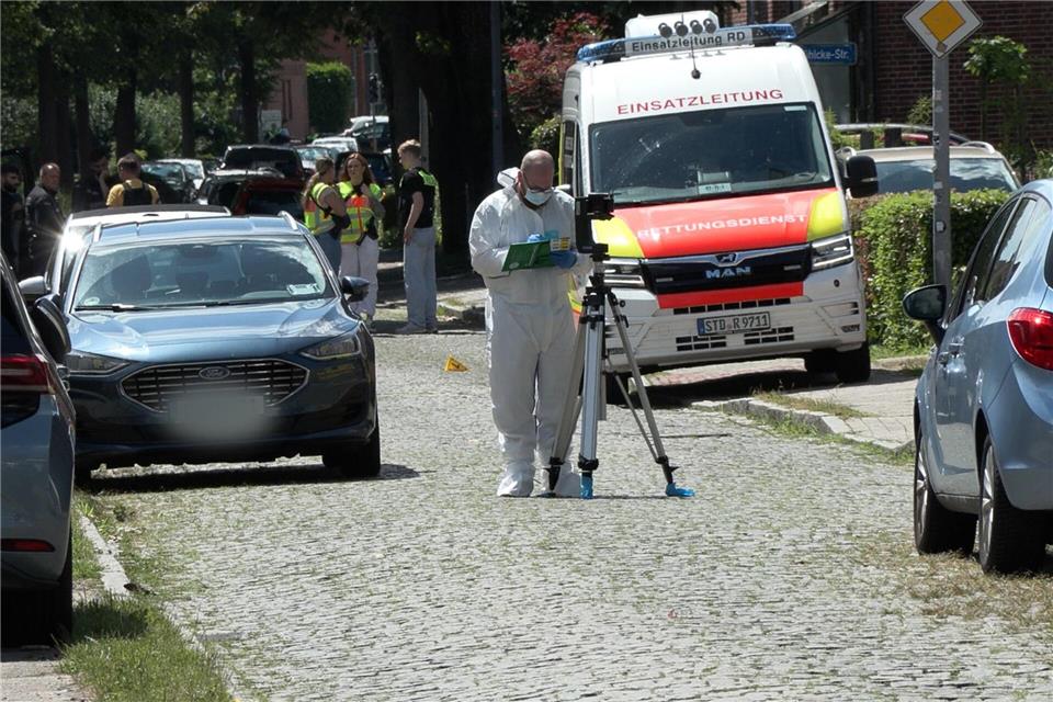 Wie die Polizei mitteilte, starben bei der Tat fünf Menschen vor Ort, eine sechste Person erlag im Krankenhaus ihren Verletzungen.Fabian H�fig/NEWS5/dpa