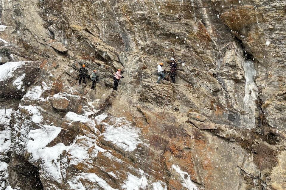 Wie die Ziegen am Berg: An der Steilwand wird klar, wieso hier kein Meter ohne Sicherung gegangen werden sollte. Nathalie Helene Rippich/dpa-tmn