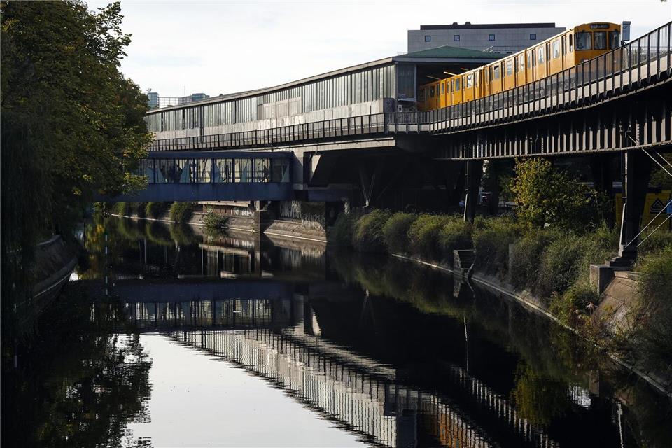 Wie die gerettete Person in den Kanal gelangte, war noch unklar. (Symbolbild)Soeren Stache/dpa-Zentralbild/ZB