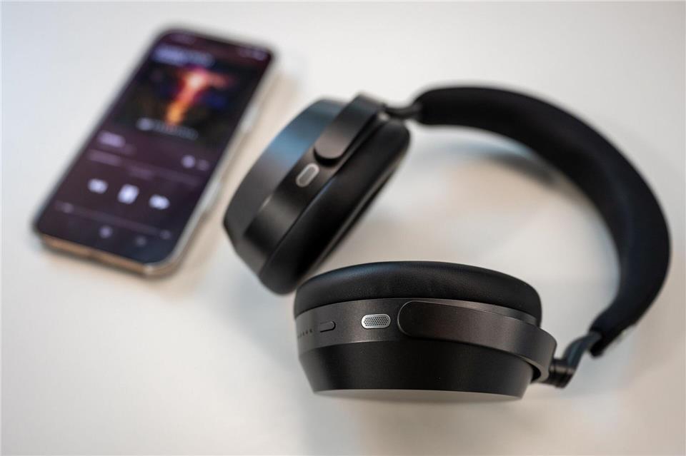 Wie die meisten hochwertigen Noise-Cancelling-Kopfhörer kommen auch die Momentum 5 mit einer eigenen App, in der sich der Klang anpassen, die Wiedergabesteuerung konfigurieren und ein Anti-Wind-Modus aktivieren lässt.Nico Tapia/dpa-tmn