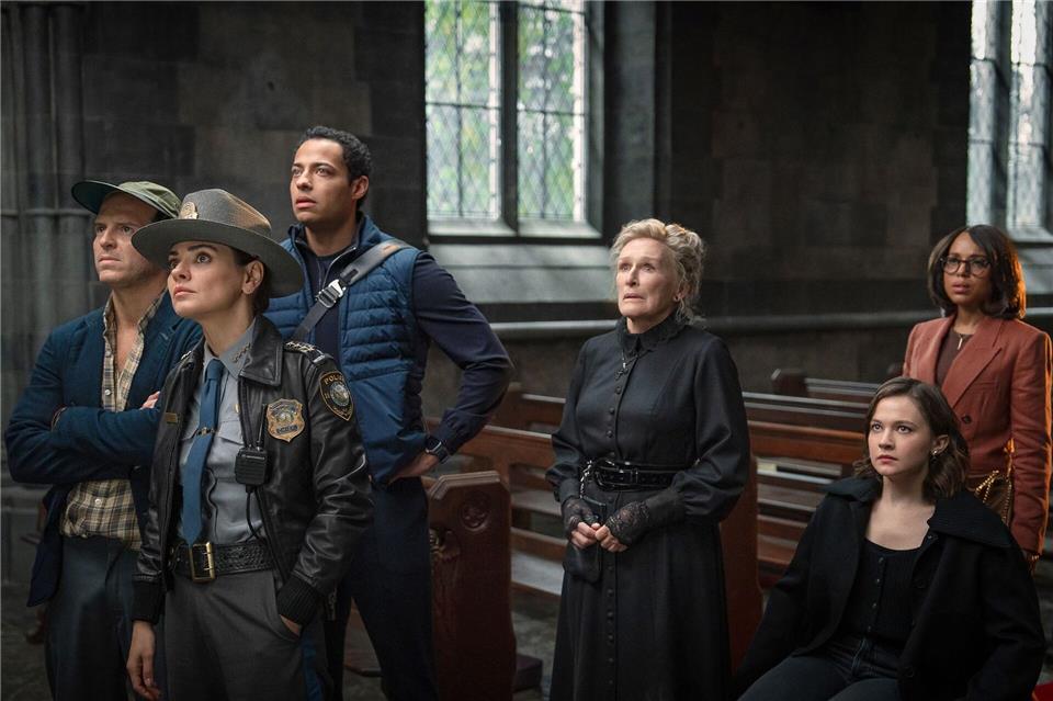 Wie die vorherigen „Knives Out“-Filme ist auch „Wake Up Dead Man“ gespickt mit Stars.John Wilson/Netflix/dpa