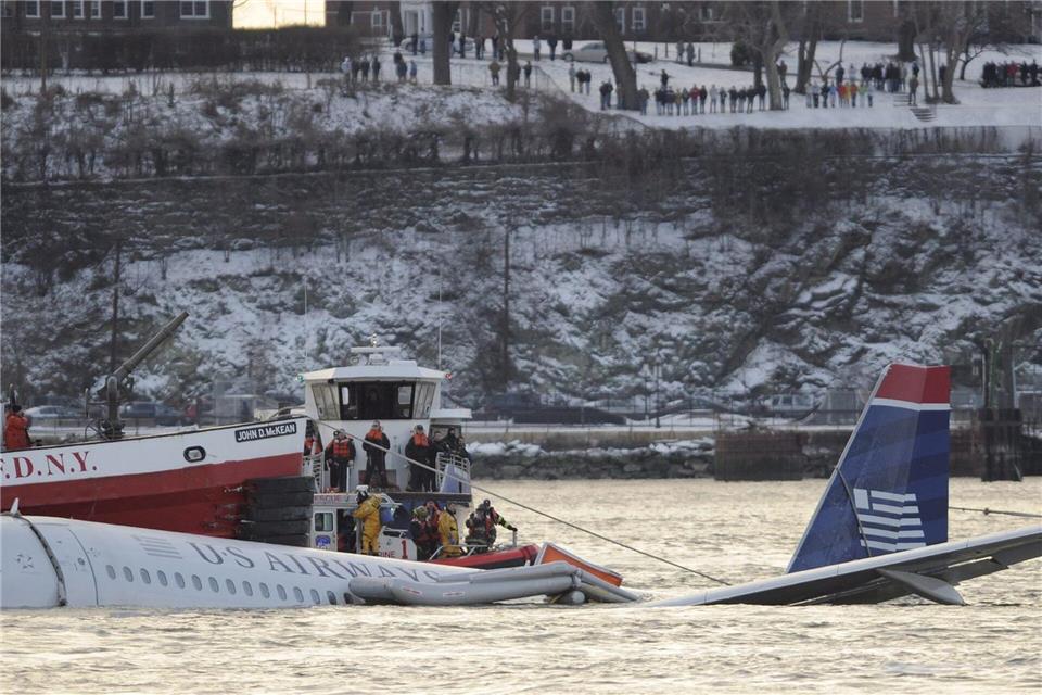 Wie durch ein Wunder überleben alle 155 Menschen an Bord die Notlandung im Hudson River. (Archivbild) epa Lane/dpa