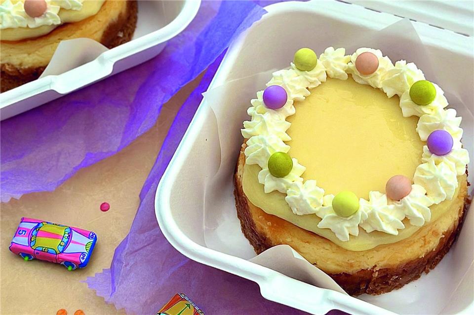 Bento Cakes: Kleiner Augenschmaus mit großer Botschaft Wie ein Blumenkranz sieht das Topping auf dem New York Lemon Cheesecake von Marid Lubenow aus. Marid Lubenow/Christophorus Verlag/dpa-tmn