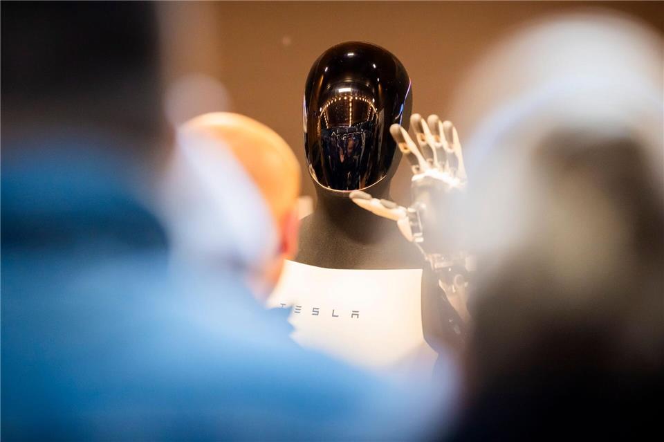 „Wie ein Mensch in einem Roboter-Kostüm“ soll sich der Roboter „Optimus“ in Zukunft bewegen.Christoph Soeder/dpa