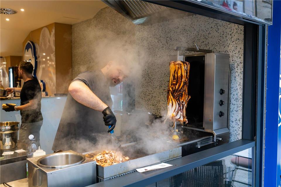 Wie ein herkömmlicher Döner wird der Calamari-Kebab am Spieß mariniert.Philipp von Ditfurth/dpa