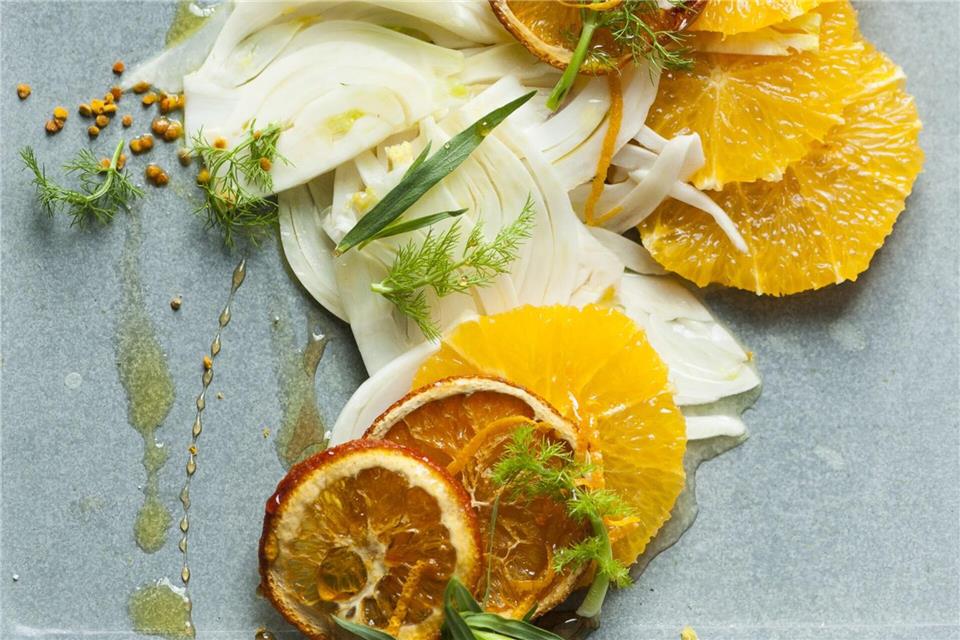 Wie ein perfektes „Ehepaar“: hauchdünn geschnittener Fenchel matcht mit Orangen-Scheiben. picture alliance/dpa/dpa-tmn