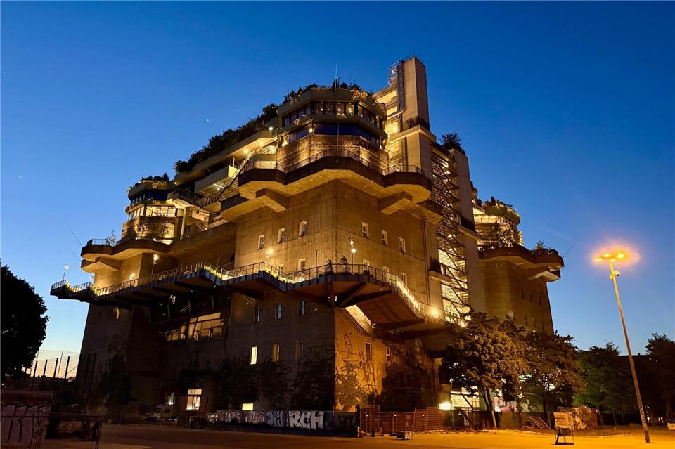 Wie eine Trutzburg aus düsterer Zeit: der Flakbunker St. Pauli zum Abend.Wolfgang Stelljes/dpa-tmn