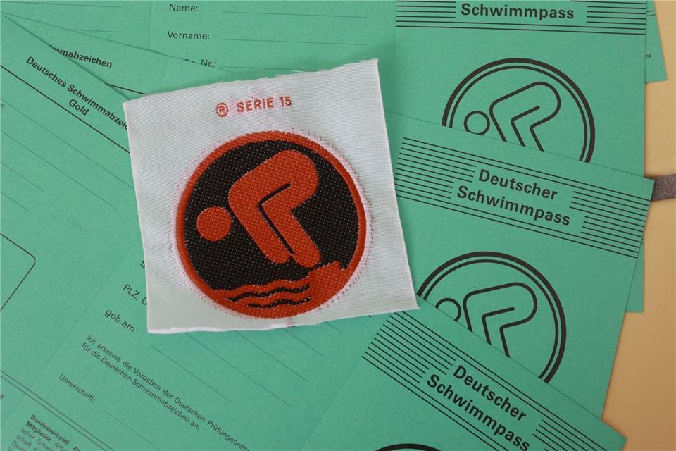 Wie einheitlich gehen die Prüfer vor, wenn sie das Schwimmabzeichen in Bronze abnehmen? Das wollen DLRG und Deutsche Sporthochschule herausfinden. (Symbolbild)