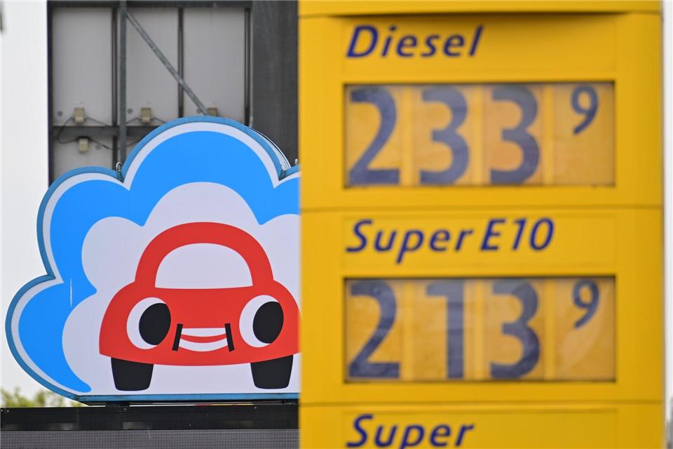 Wie entwickeln sich die Spritpreise nach dem starken Anstieg mit Beginn des Iran-Krieges? Die Bundesregierung hat Entlastungen vereinbart. (Symbolbild) Sebastian Gollnow/dpa
