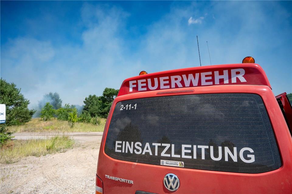 Wie entwickelt sich der Wind und geht das Feuer in Baumkronen? Darauf kommt es nun unter anderem an.Stefan Sauer/dpa