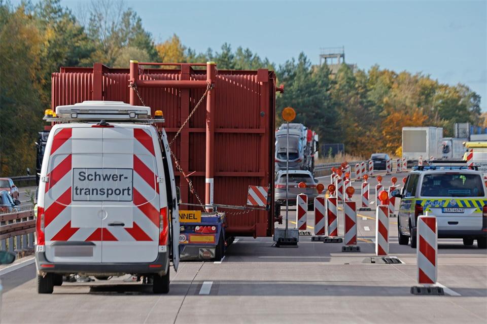 Wie es mit den Transportern weitergeht, ist nicht klar.Matthias Bein/dpa
