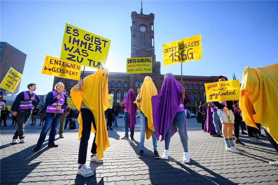 Wie es mit der Forderung nach Vergesellschaftung von großen Wohnungsunternehmen weitergeht, ist offen. (Foto - Archiv)Bernd von Jutrczenka/dpa
