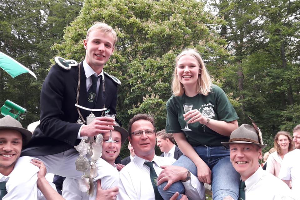 Wie es sich für Könige gehört, werden Hendrik Strump und Theresa Könning auf Schultern getragen.