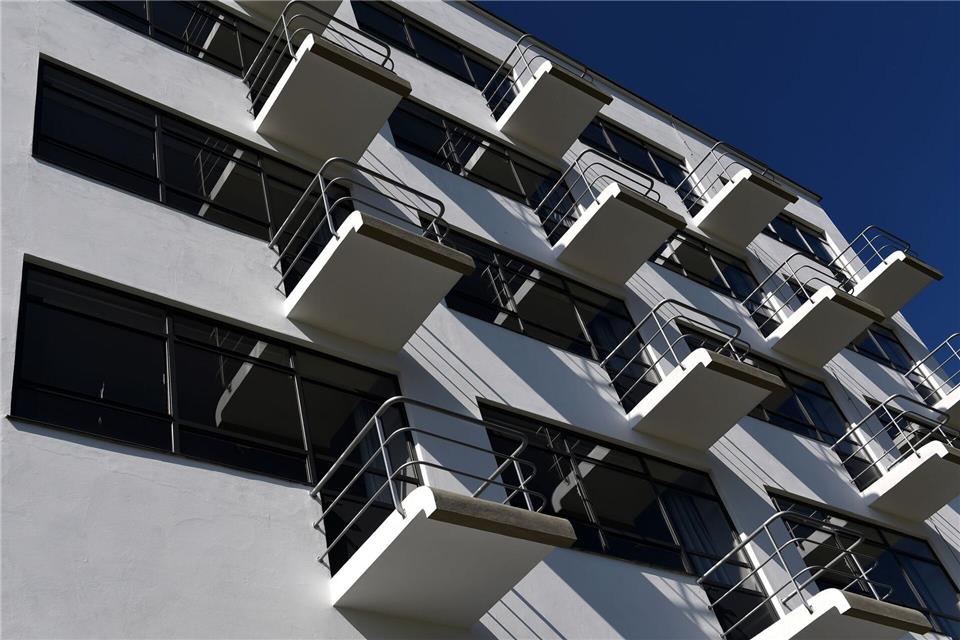 Wie freischwebend hängen die Balkone am Atelierhaus. Bei den Bauhaus-Studierenden waren sie beliebt, wie Fotos zeigen. Es sollen sich schon mal 14 Personen auf einem gedrängt haben.Hendrik Schmidt/dpa/dpa-tmn