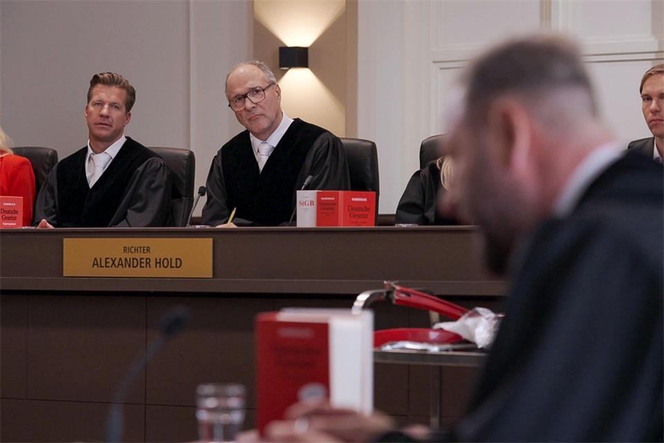 Wie früher werden ausgedachte Fälle pseudo-dokumentarisch verhandelt.Joyn/BECKER FILMS/Joyn/dpa