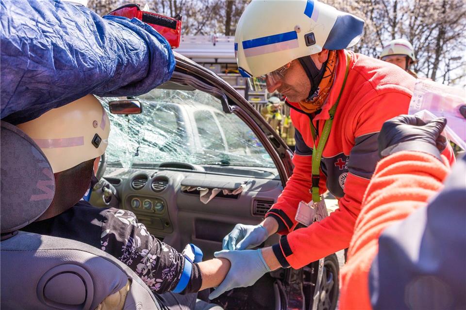 Wie funktioniert eigentlich die Erstversorgung nach einem Autounfall?Frank Hammerschmidt/dpa