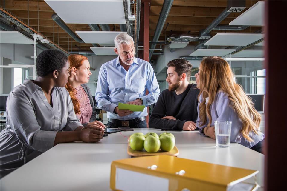 Wie geht das Teammeeting aus? Wer glaubt, alles beeinflussen zu können, hat oft ein überzogenes Verantwortungsgefühl. picture alliance / dpa-tmn