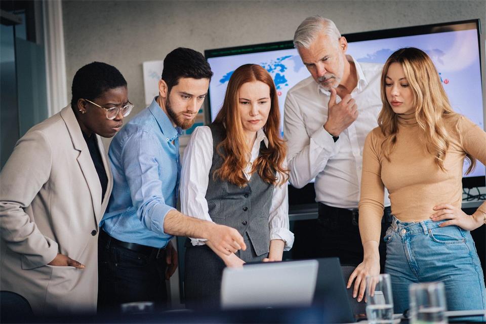 Wie geht es euch? Was habt ihr auf dem Tisch? Eine offene Aussprache im Team hilft oft, Aufgaben in stressigen Phasen fairer zu verteilen.picture alliance / dpa-tmn