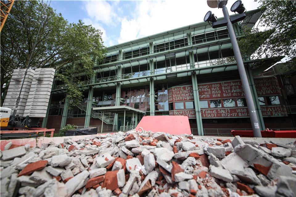 Wieder Ärger bei der Rathaussanierung in Bocholt Wie geht es mit dem Bocholter Rathaus weiter? Immer wieder gibt es neue Herausforderungen bei der Sanierung des Gebäudes. Nun müssen erneut Pläne umgestellt werden, da Zwischendecken die neue Technik nicht tragen können.