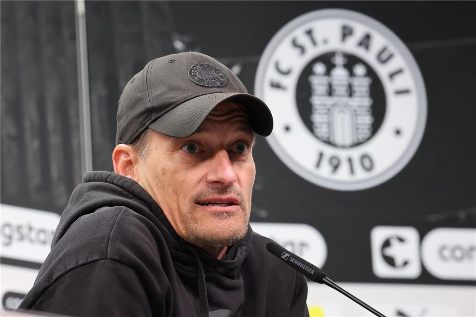 Wie geht es weiter?: FC St. Paulis Trainer Alexander Blessin zögert noch mit einer Zukunftsentscheidung.  Christian Charisius/dpa