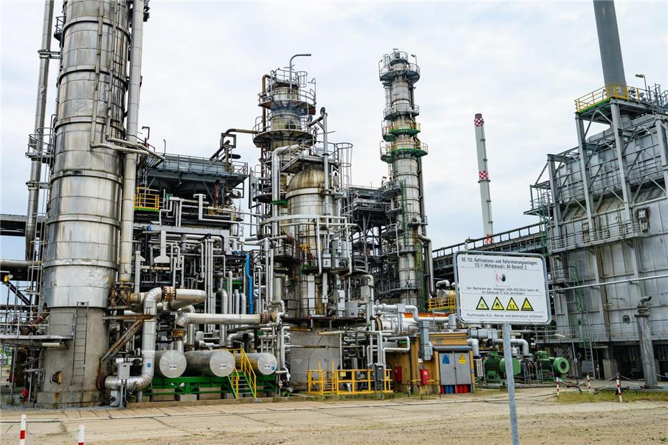 Wie geht es weiter bei der Ölraffinerie PCK in Schwedt? Im Mai stoppte Russland die Lieferung von kasachischem Öl via Druschba-Pipeline. (Archivbild)Patrick Pleul/dpa