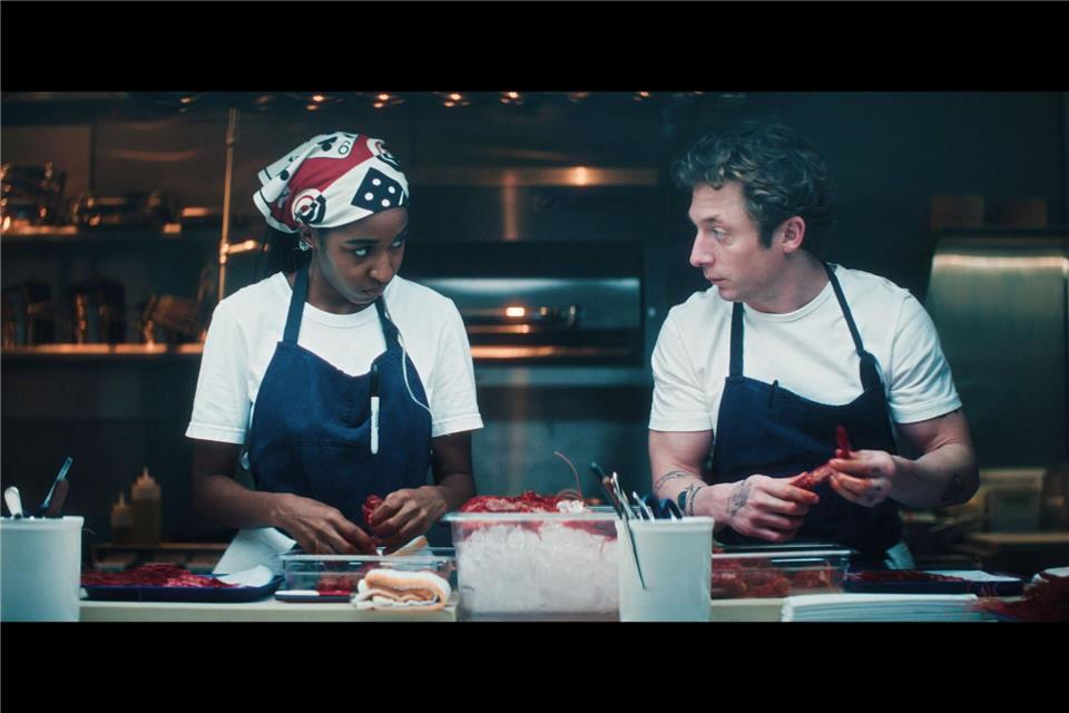 Wie geht es weiter für Koch Carmen „Carmy“ Berzatto (Jeremy Allen White, rechts) und seine nicht minder talentierte Kollegin Sydney Adamu (Ayo Edebiri)? Das Restaurant „The Bear“ steht in der fünften Staffel am Scheidepunkt.Disney+/dpa