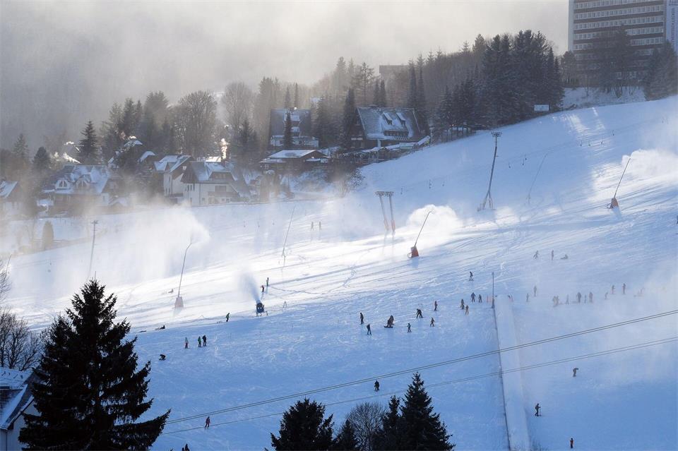 Wie geht es weiter in Sachsens größtem Skigebiet am Fichtelberg? (Archivbild) Sebastian Willnow/dpa