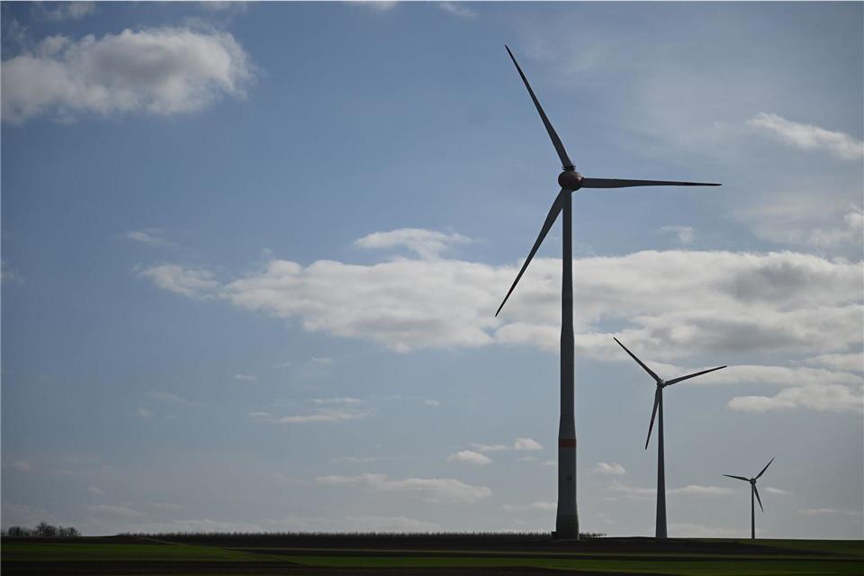 Wie geltende Vorgaben für den Bau und Betrieb von Windkraftanlagen zu bewerten sind, darüber gehen die Meinungen teils deutlich auseinander. (Archivfoto)Michael Brandt/dpa