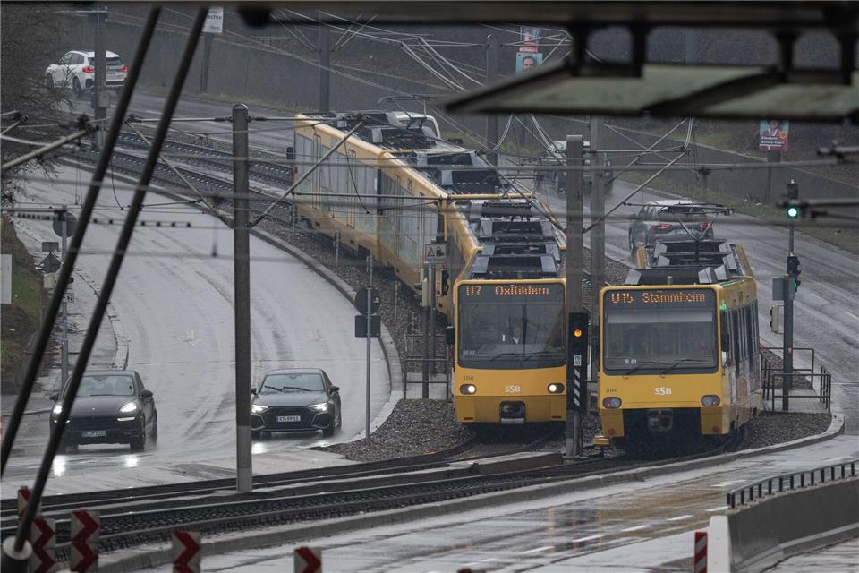 Wie genau Auto und Stadtbahn kollidierten, ist noch unklar. (Symbolbild)Marijan Murat/dpa