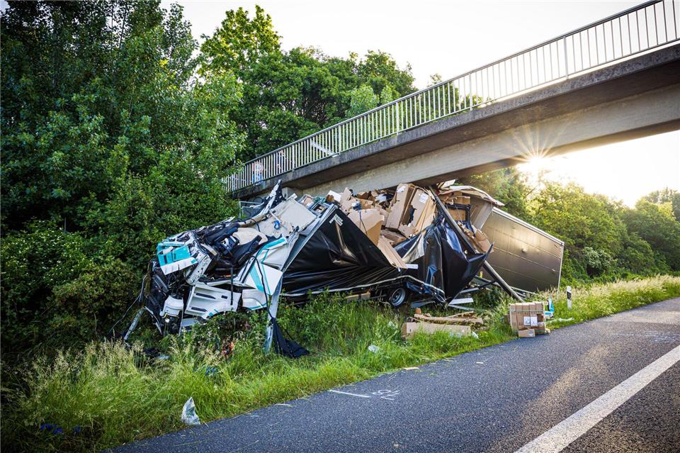 Wie genau es zu dem Unfall kam, ist noch unklar.Moritz Frankenberg/dpa