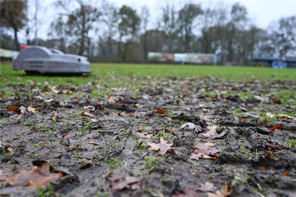 Wie groß der Schaden am Fußballplatz ist, lässt sich laut Stadt bislang nicht beziffern. Lars Penning/dpa