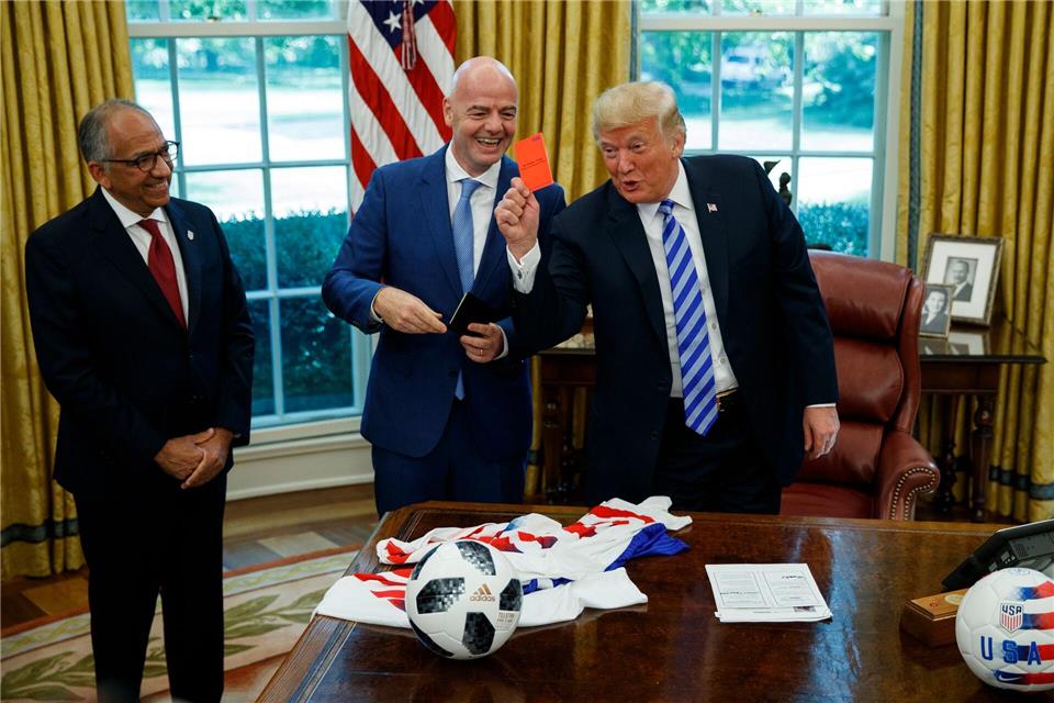 Wie groß ist Donald Trumps Einfluss auf die FIFA und ihren Chef Gianni Infantino (M)? (Archivbild)Evan Vucci/AP/dpa