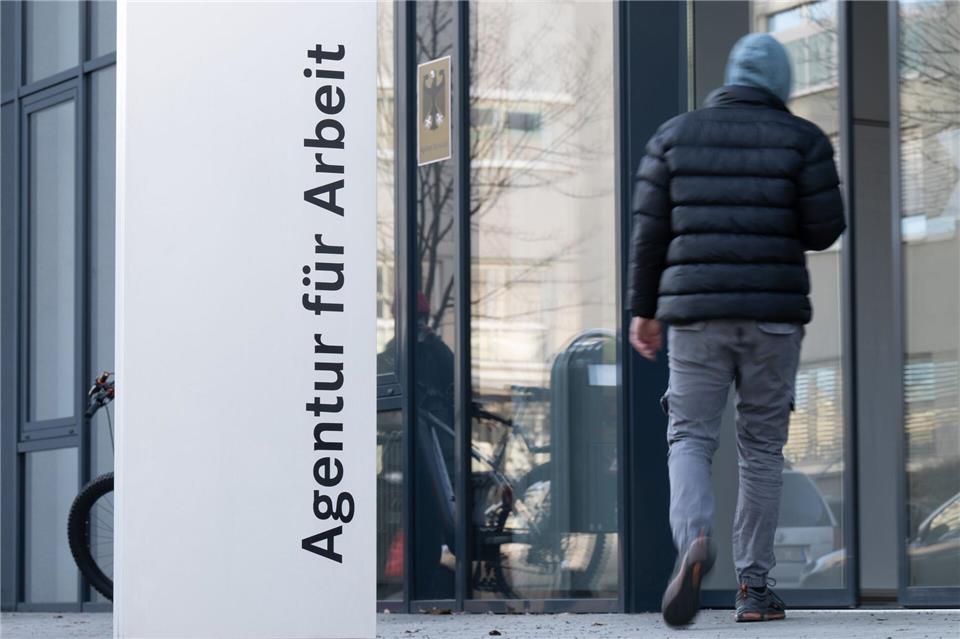 Wie hat sich die Zahl der in Deutschland arbeitenden ukrainischen Kriegsflüchtlinge in den vergangenen Jahren entwickelt? (Symbolbild)Sebastian Kahnert/dpa