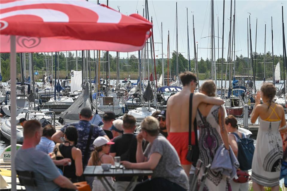 Wie hier am Cospudener See bei Leipzig nutzten viele Menschen das warme Wetter für einen Besuch an den Seen. Heiko Rebsch/dpa