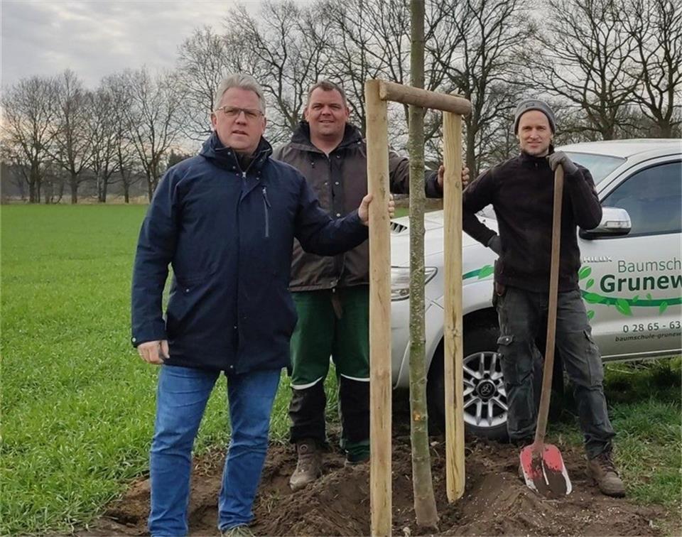 Wie hier am Lippedahl werden in Raesfeld bis Mitte März insgesamt 201 heimische Bäume gepflanzt. Bernhard Kösters (l.) koordiniert die Baumpflanzaktionen in der Gemeinde.