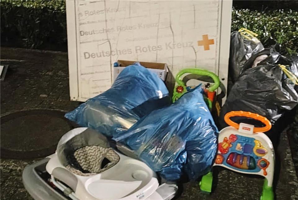 Wie hier am Nordring wird immer wieder Müll vor Altkleider- oder Glascontainern entsorgt.