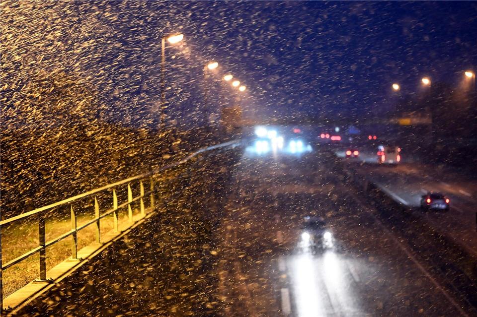 Wie hier auf der A31 im Emsland gab es im Nordwesten oft schwierige Bedingungen auf den Straßen.Lars Penning/dpa