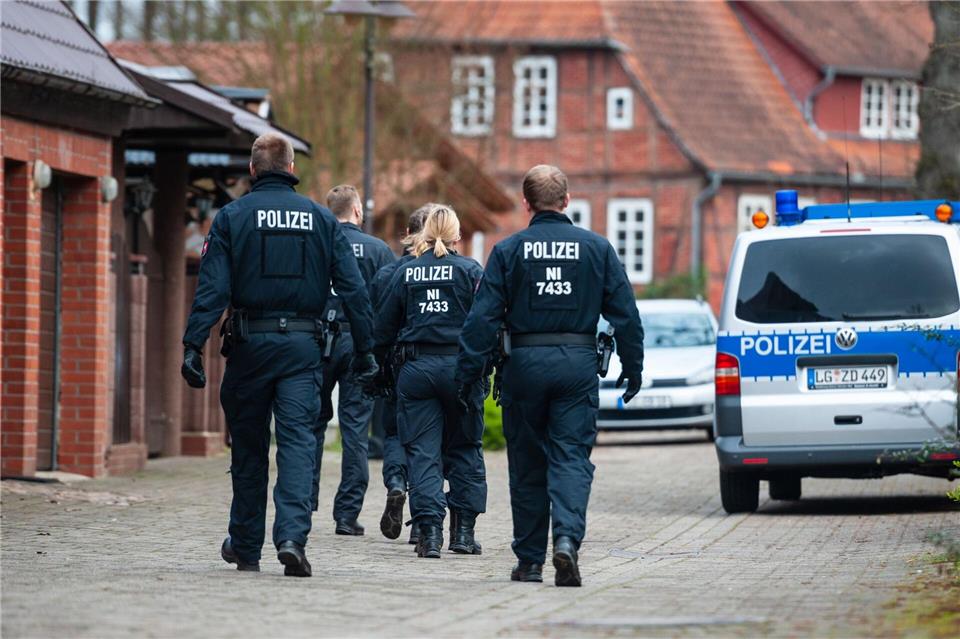 Wie hier bei einem Fall in Norddeutschland soll es laut CDU mehr Razzien bei Betrugsverdacht geben. (Archivbild)Philipp Schulze/dpa