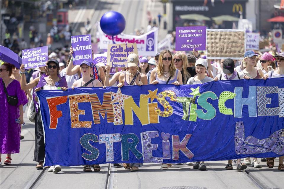 Wie hier beim Frauenstreik in der Schweiz soll es nach dem Wunsch der Organisatoren am 9. März auch auf den Straßen in Rheinland-Pfalz aussehen. (Archivbild)Georgios Kefalas/KEYSTONE/dpa