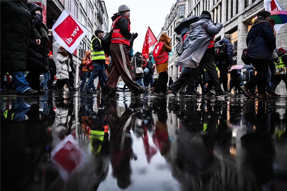 Wie hier in Berlin werden Warnstreiks in den kommenden Wochen verstärkt spürbar sein. Britta Pedersen/dpa