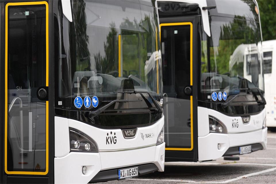 Wie hier in Kiel werden am Montag erneut die Stadtbusse nicht fahren. (Archivbild)Marcus Brandt/dpa