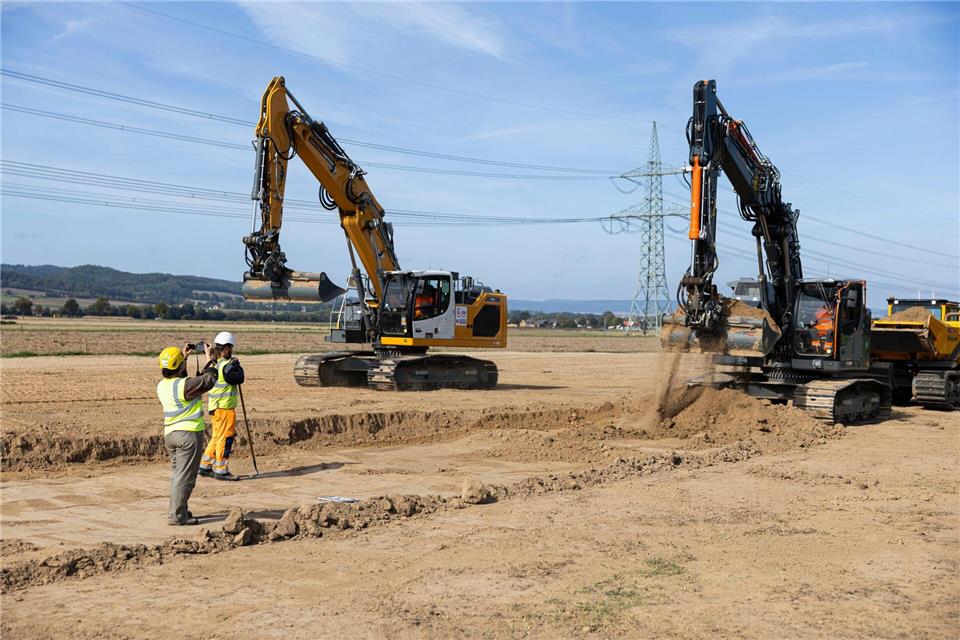 Wie hier in Niedersachsen können die Arbeiten für die Stromtrasse Suedlink nun auch zwischen Thüringen und Bayern umgesetzt werden. (Archivbild)Michael Matthey/dpa