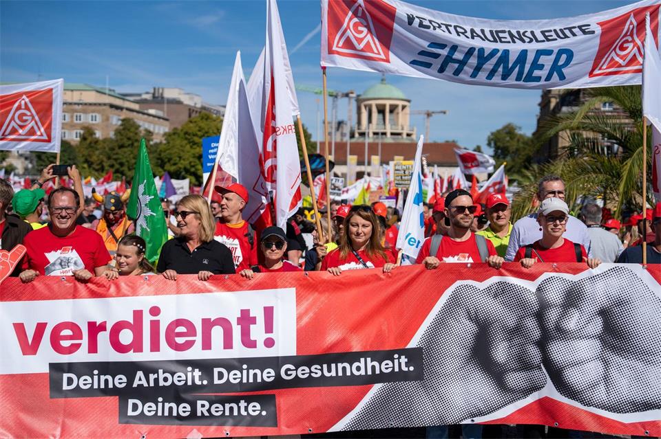 Wie hier in Stuttgart demonstrierten bundesweit Zehntausende für einen starken Sozialstaat. Enrique Kaczor/dpa