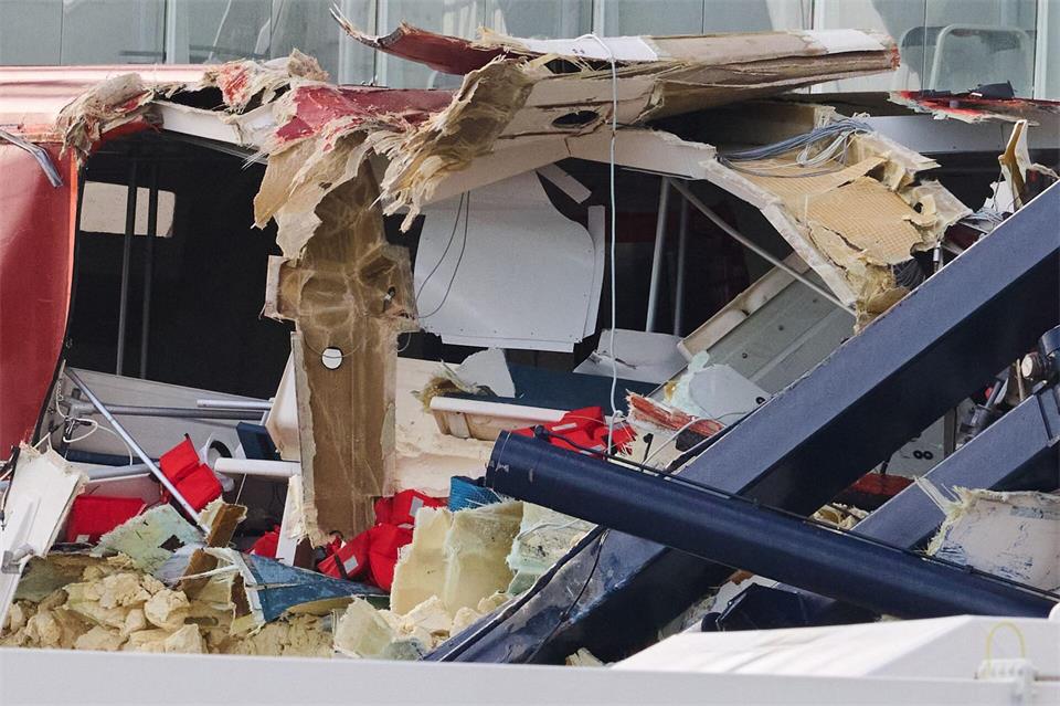 Wie hoch der Gesamtschaden nach dem Unfall ist, war zunächst unklar. Sina Schuldt/dpa