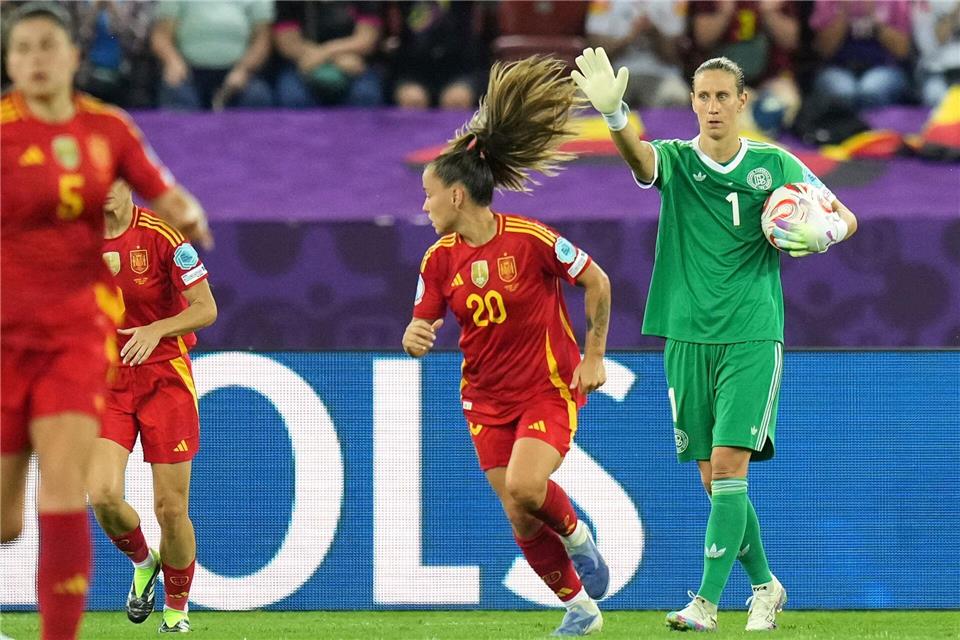 Wie im EM-Halbfinale dürfte Ann-Katrin Berger wieder das deutsche Tor gegen Spanien hüten.Alessandra Tarantino/AP/dpa