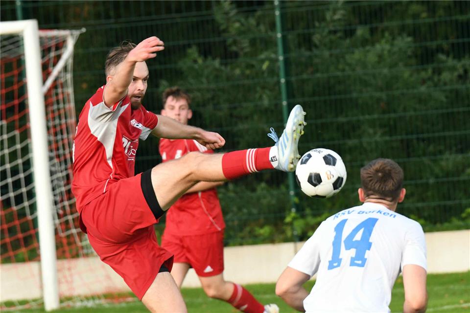 Wie im Fußball-Ballett: Illerhusens starker Kapitän Lars Köpke, einer der Besten seines Teams, beim 5:3 vor Waldemar Walter.