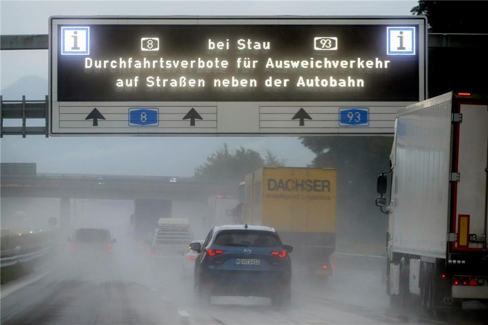 Wie im Landkreis Rosenheim gibt es nun auch im Landkreis Berchtesgadener Land Durchfahrtsverbote in Kommunen entlang der Autobahn 8.Peter Kneffel/dpa