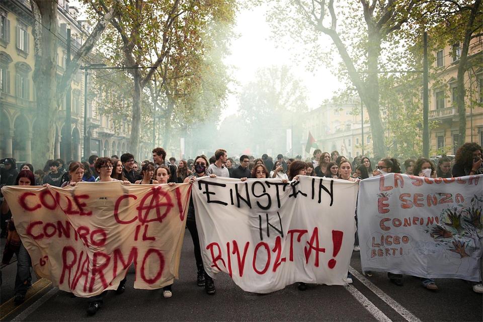 Wie in Frankreich gingen in verschiedenen Städten Italiens Schüler auf die Straße.Marco Alpozzi/LaPresse/AP/dpa