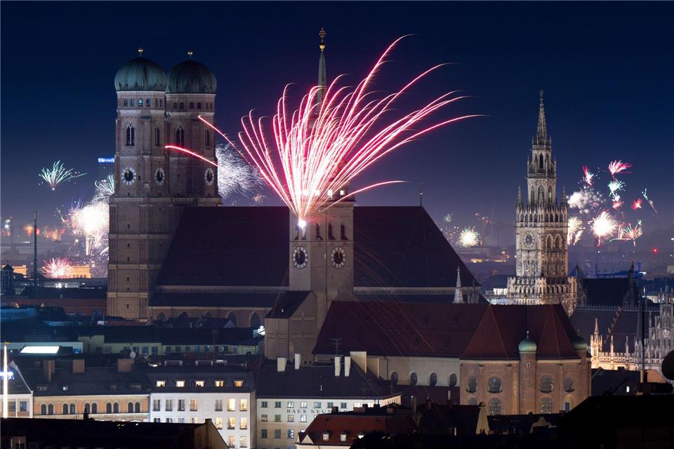 Wie in München wurde vielerorts ein Feuerwerk gezündet.Sven Hoppe/dpa