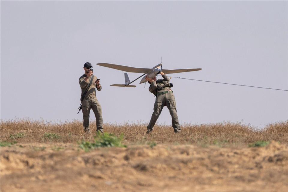 Wie irritierend das ständige Surren der Drohnen sein kann, hat der Leiter der Diakonie Katastrophenhilfe, Martin Keßler, im palästinensischen Gazastreifen erlebt. (Symbolbild)Ohad Zwigenberg/AP/dpa